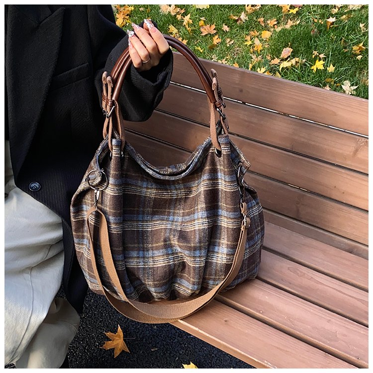 Women's Rounded Shoulder Bag detail 21