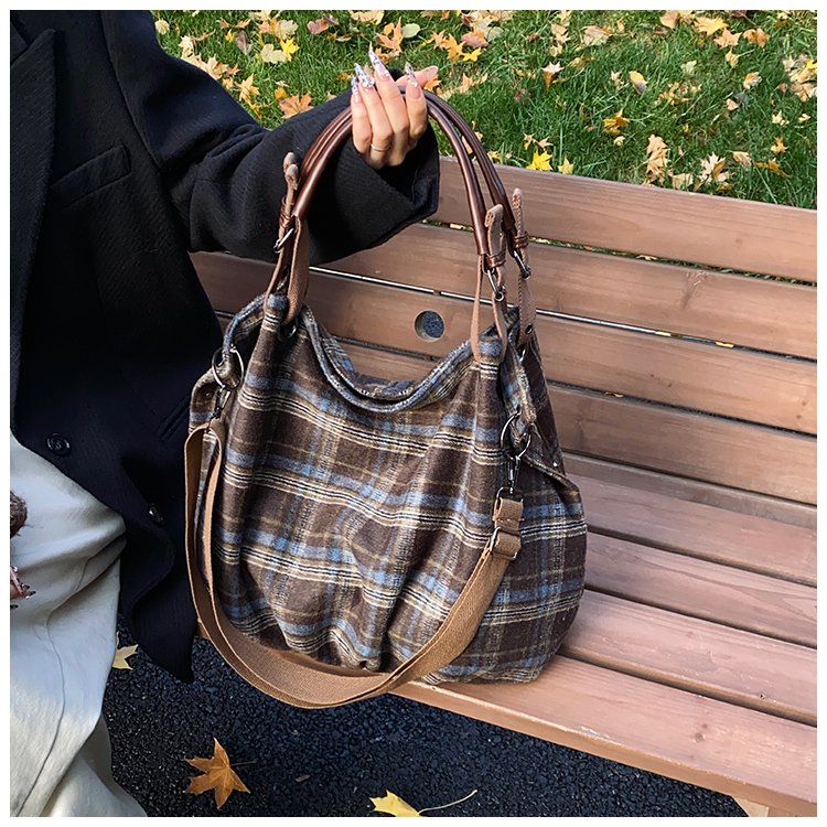 Women's Rounded Shoulder Bag detail 22