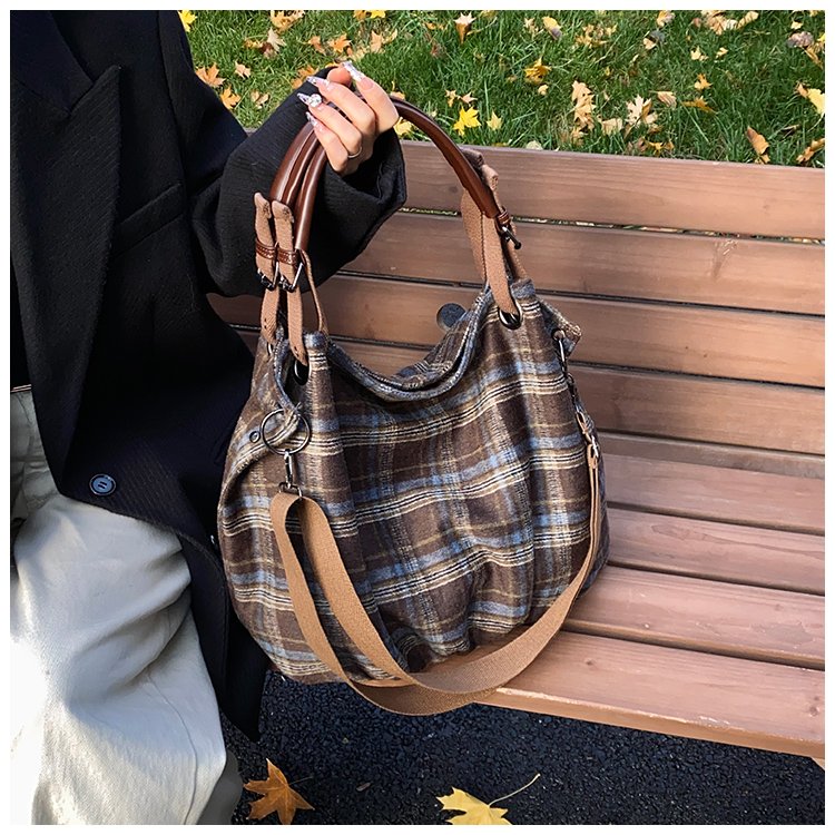 Women's Rounded Shoulder Bag detail 23
