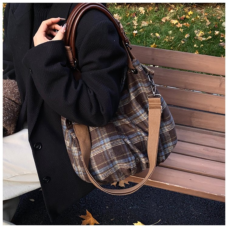 Women's Rounded Shoulder Bag detail 25