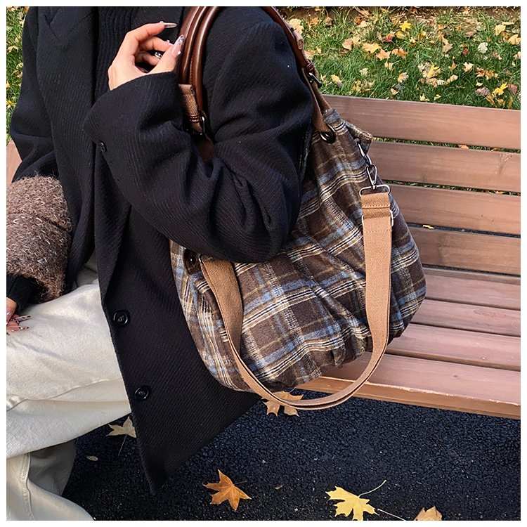 Women's Rounded Shoulder Bag detail 26