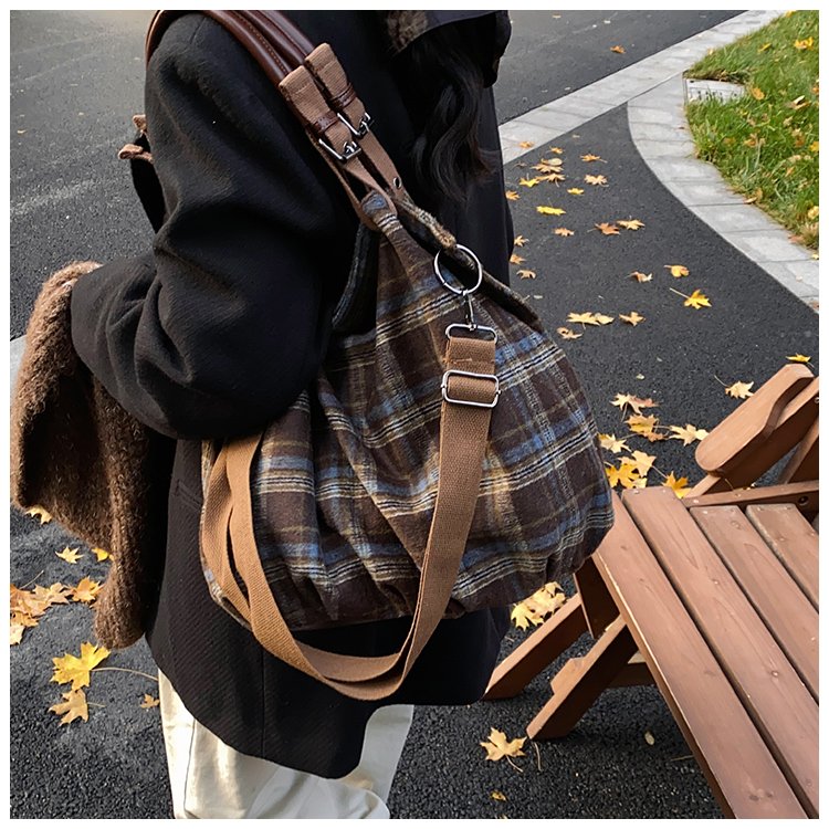 Women's Rounded Shoulder Bag detail 28