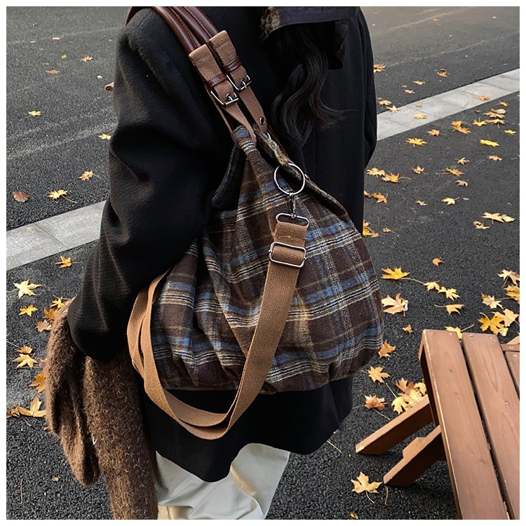 Women's Rounded Shoulder Bag detail 29