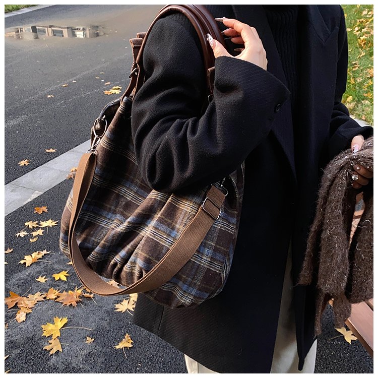 Women's Rounded Shoulder Bag detail 30