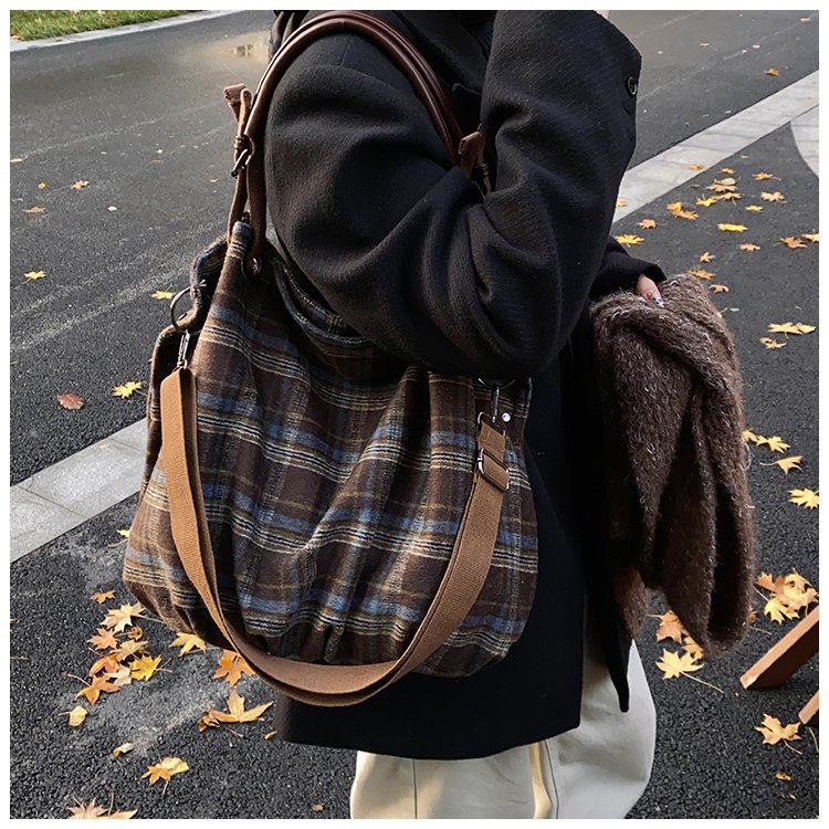 Women's Rounded Shoulder Bag detail 32