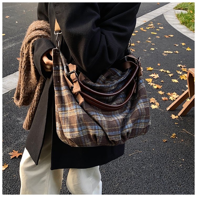 Women's Rounded Shoulder Bag detail 35