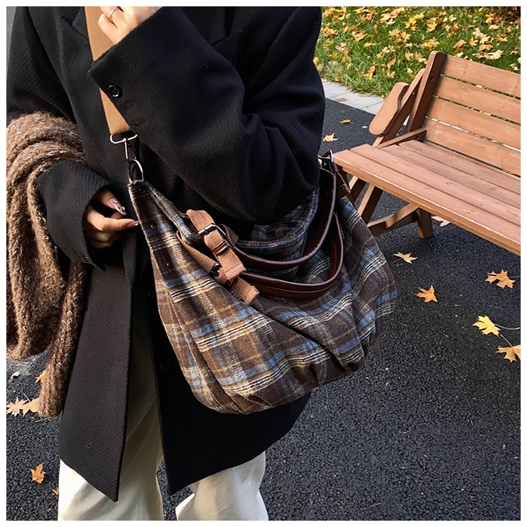 Women's Rounded Shoulder Bag detail 36