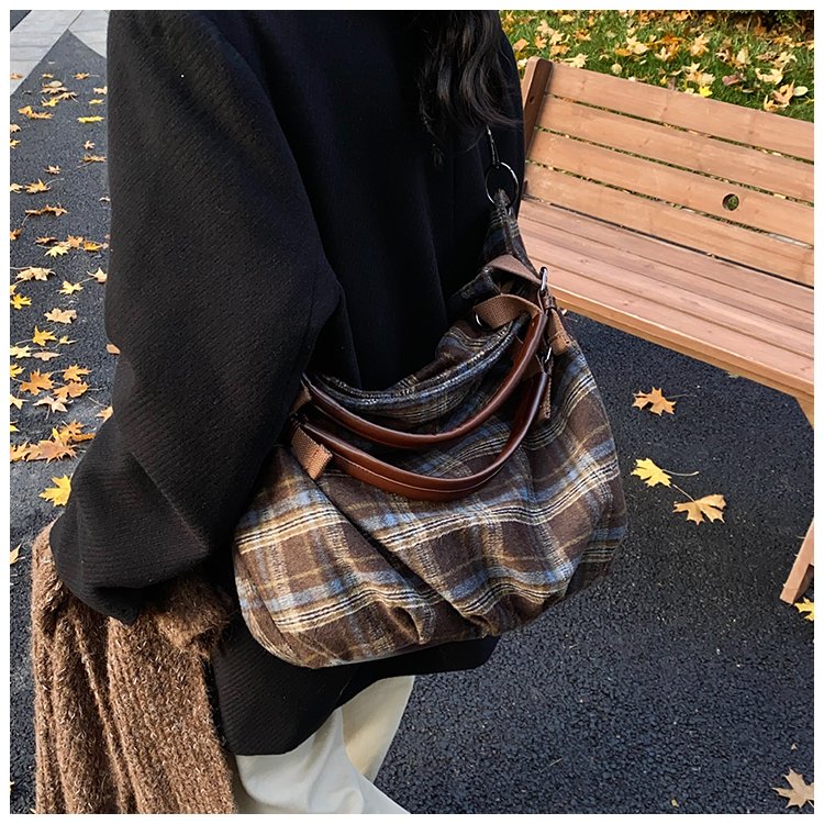 Women's Rounded Shoulder Bag detail 37