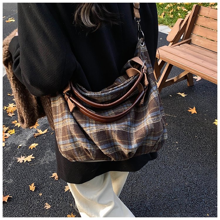 Women's Rounded Shoulder Bag detail 38