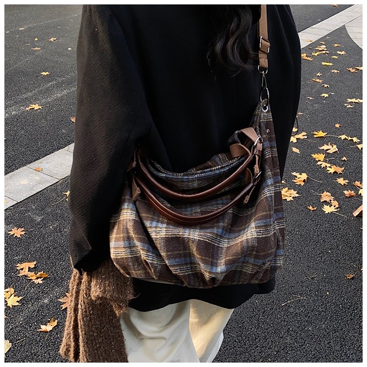 Women's Rounded Shoulder Bag detail 39