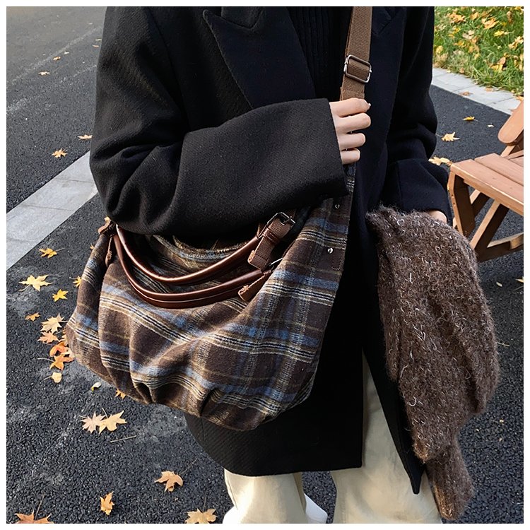 Women's Rounded Shoulder Bag detail 40