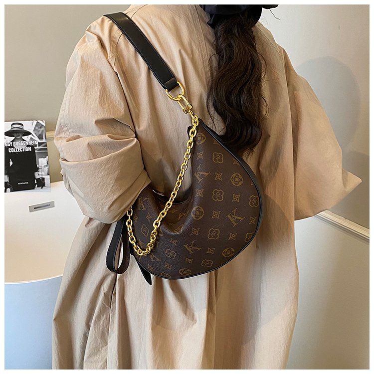 Women's PU Leather Stud Trim Crescent Shoulder Bag detail 39