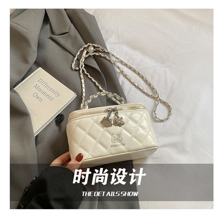 Women's PU Leather Textured Barrel Bag detail 10