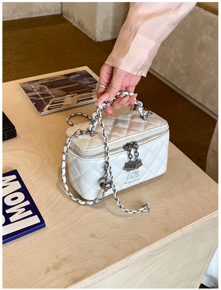 Women's PU Leather Textured Barrel Bag detail 15
