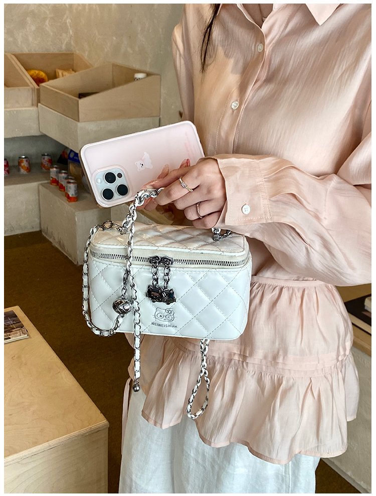 Women's PU Leather Textured Barrel Bag detail 16