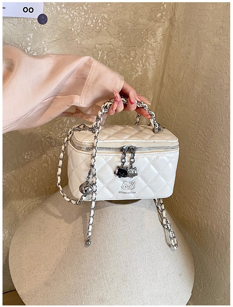Women's PU Leather Textured Barrel Bag detail 17