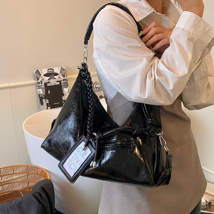 Women's PU Leather Textured Slouch Shoulder Bag detail 1
