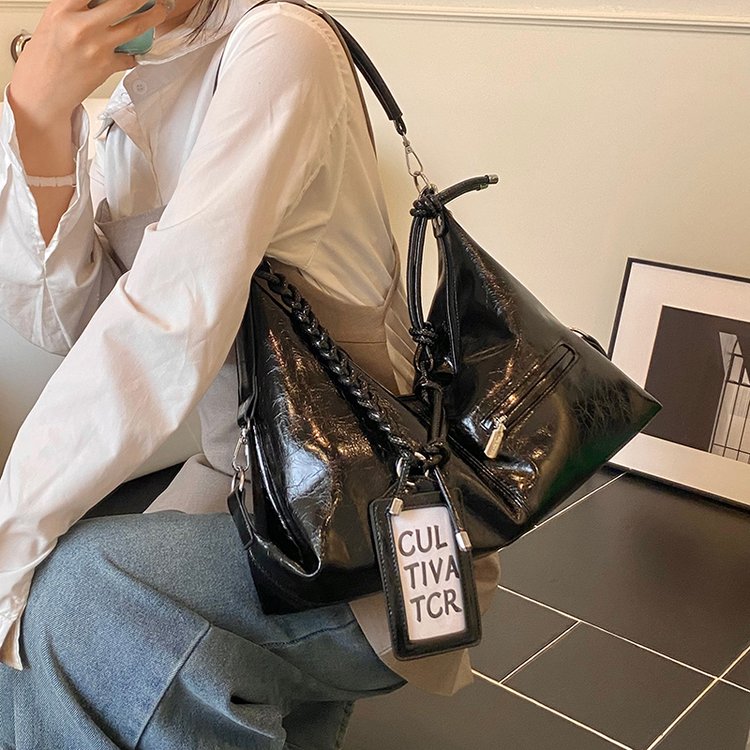 Women's PU Leather Textured Slouch Shoulder Bag detail 2
