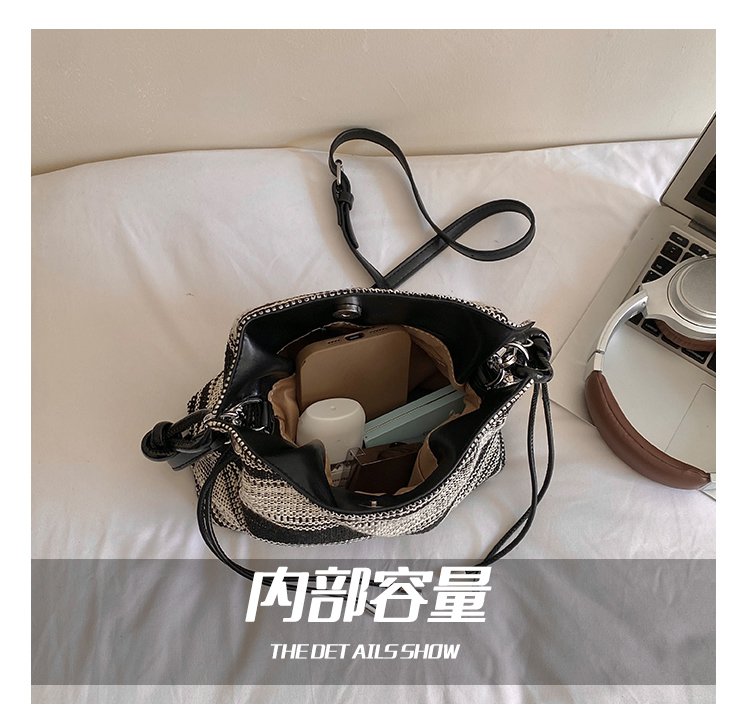 Women's Relaxed Fabric Shoulder Bag with Magnetic Snap detail 7