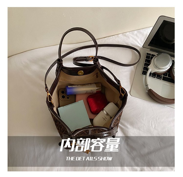 Women's Timeless PU Leather Tote Bag with Magnetic Snap detail 11