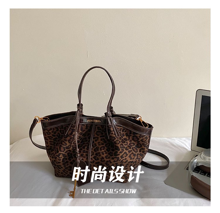 Women's Timeless PU Leather Tote Bag with Magnetic Snap detail 13