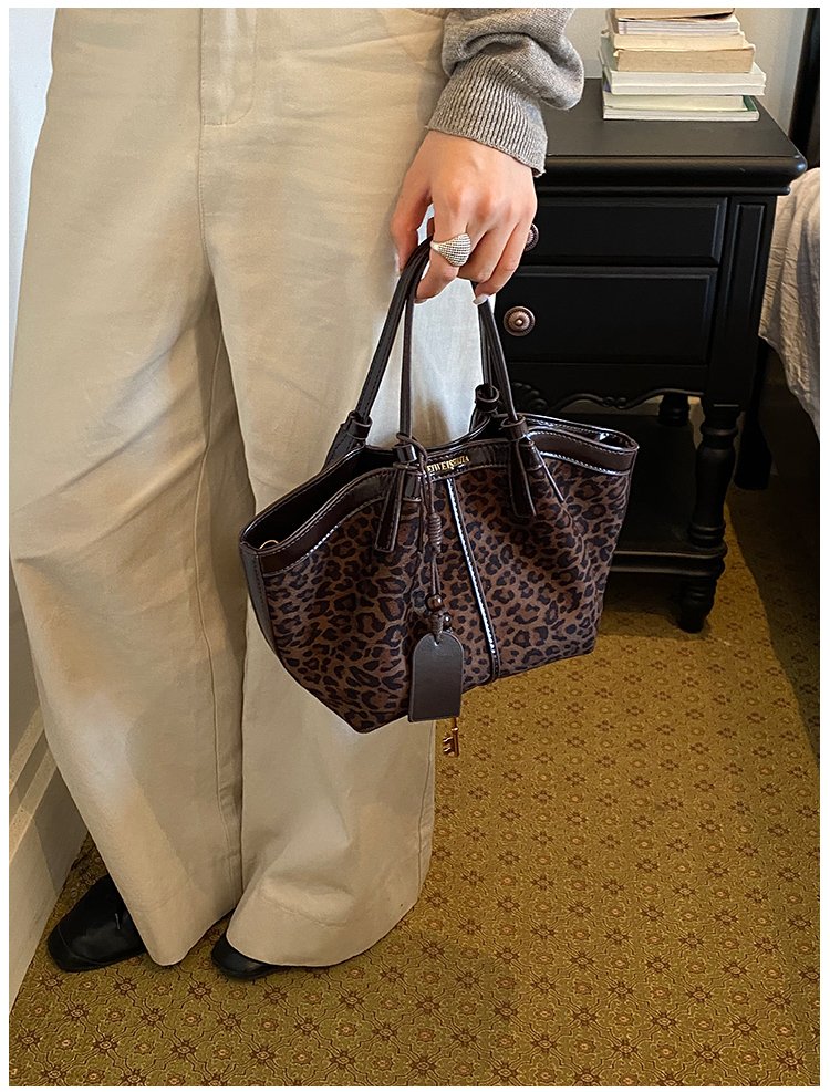 Women's Timeless PU Leather Tote Bag with Magnetic Snap detail 15