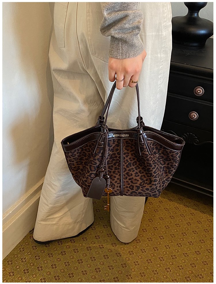 Women's Timeless PU Leather Tote Bag with Magnetic Snap detail 16