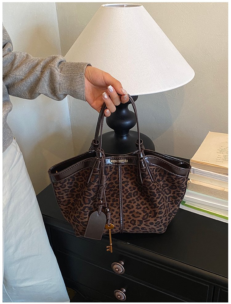 Women's Timeless PU Leather Tote Bag with Magnetic Snap detail 17