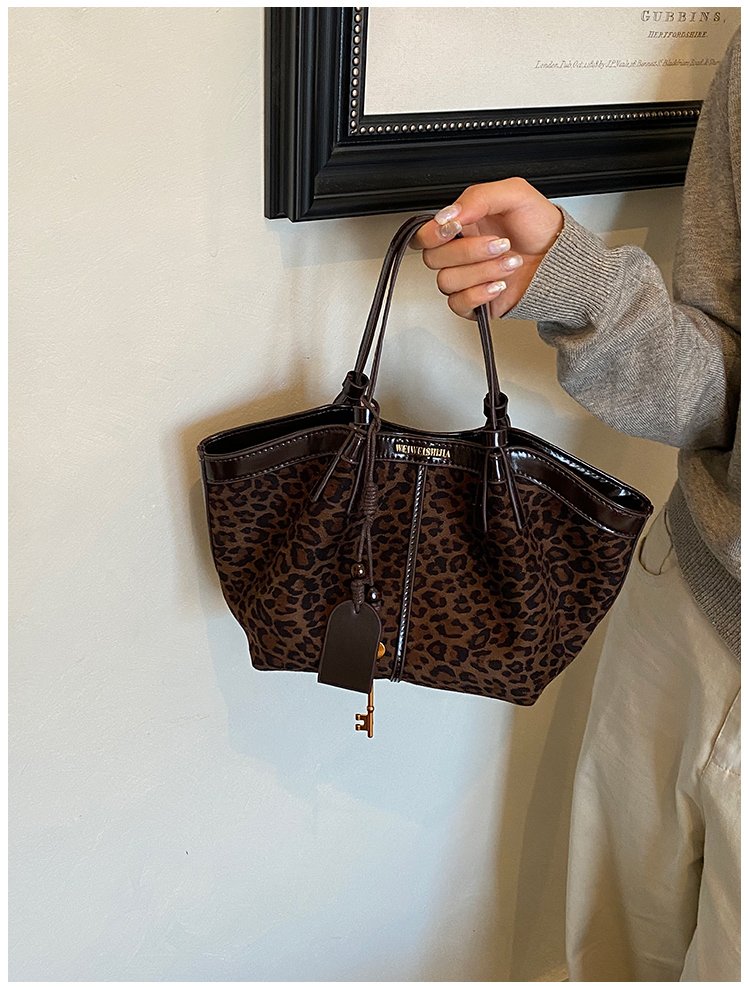 Women's Timeless PU Leather Tote Bag with Magnetic Snap detail 18