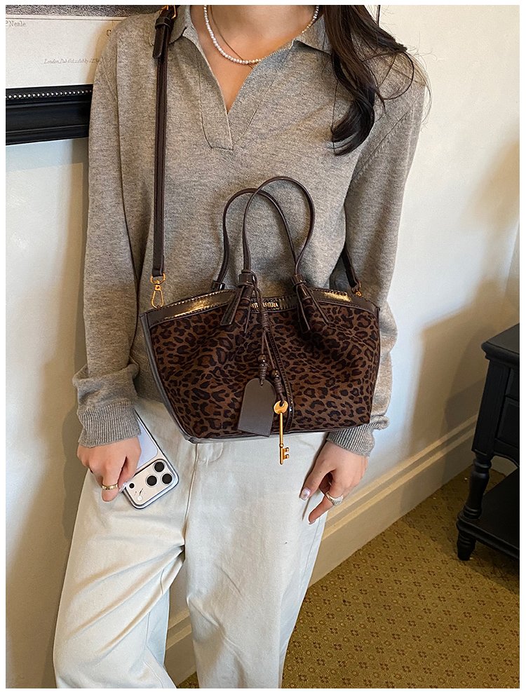 Women's Timeless PU Leather Tote Bag with Magnetic Snap detail 32