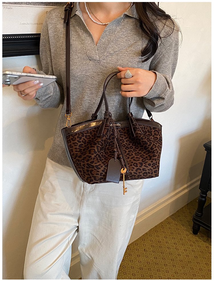Women's Timeless PU Leather Tote Bag with Magnetic Snap detail 33