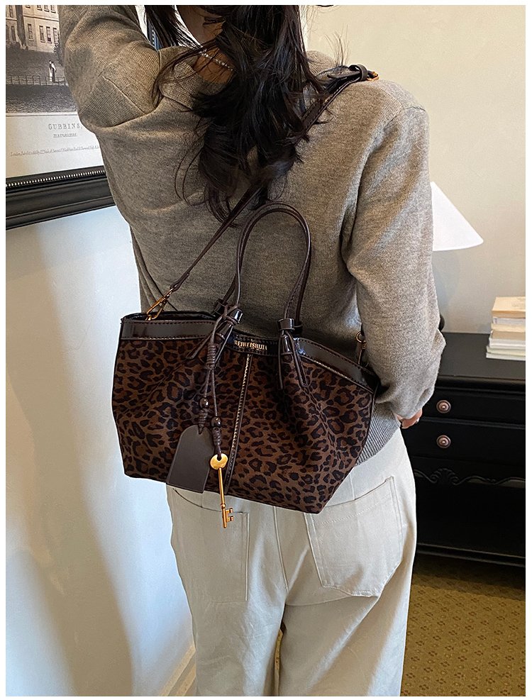 Women's Timeless PU Leather Tote Bag with Magnetic Snap detail 38