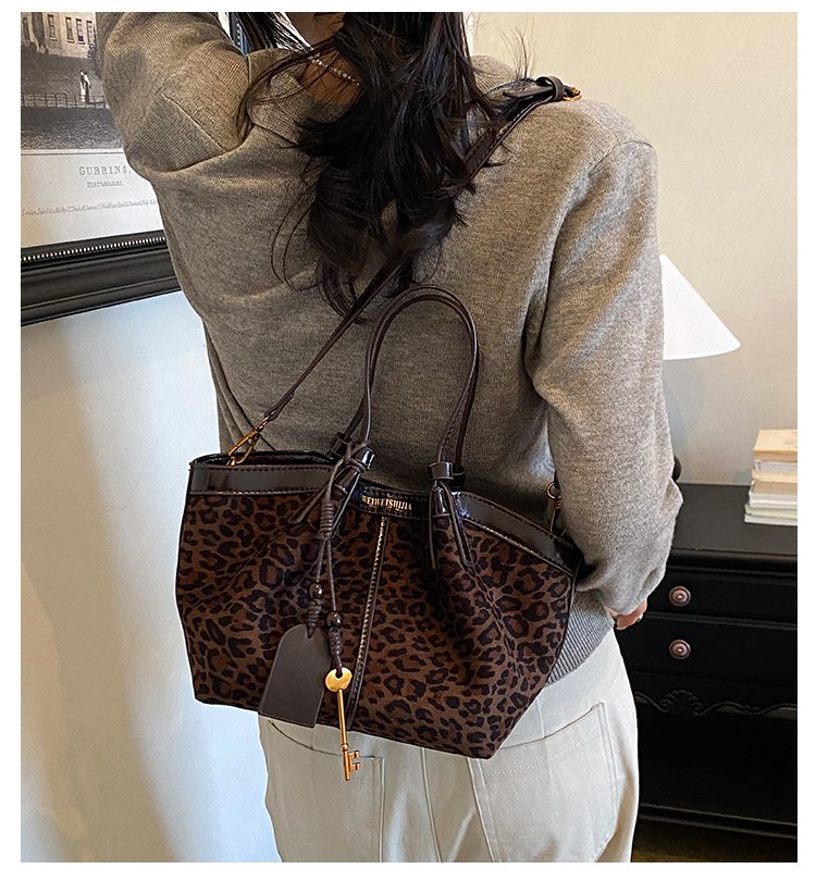 Women's Timeless PU Leather Tote Bag with Magnetic Snap detail 4